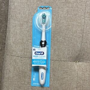 Oral-B Deep Clean Power Toothbrush - Black and White